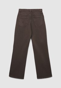 Brązowe dżinsy o prostym kroju, z dwoma tylnymi kieszeniami i paskiem, przedstawione z tyłu. Gładka faktura.