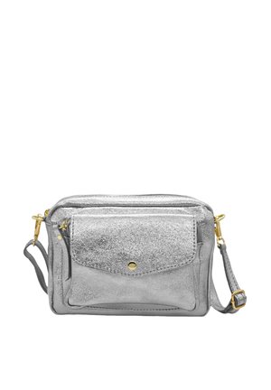 Sac bandoulière métallique argenté avec une poche avant à rabat, un bouton-pression doré, une fermeture éclair et une sangle réglable avec des éléments en métal doré.