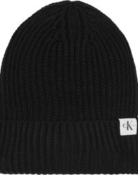 Gorro de punto negro con canalé y borde doblado que presenta un pequeño parche rectangular blanco con el logo de Calvin Klein Jeans en un lado.