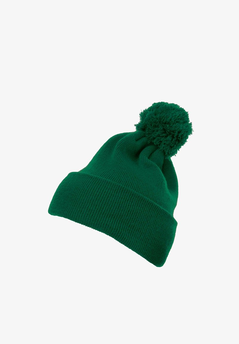 Groene gebreide beanie met een omgeslagen rand en een donzige pompon bovenop, met een gestructureerd patroon door de hele stof.