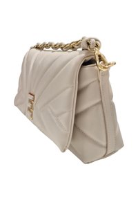 Borsa a spalla in pelle trapuntata beige con tracolla in catena dorata, dettagli hardware in oro e una forma strutturata. Design compatto ed elegante.