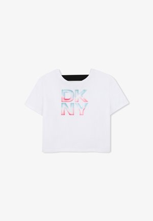 Wit cropped t-shirt met een opvallende, meerkleurige "DKNY"-grafiek in blauw en roze. Zachte stof met een ontspannen pasvorm en ronde hals.