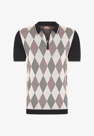 Polo de manga corta en gris claro con un patrón argyle en negro y burdeos, con un cuello negro y cierre frontal de media cremallera.