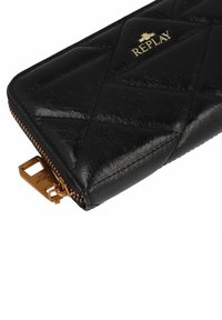 Cartera de cuero negra con un patrón acolchado, logo dorado "REPLAY" y una cremallera dorada con un tirador rectangular.