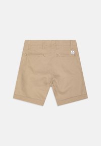 Shorts pour hommes beige avec passants de ceinture, deux poches passepoilées à l'arrière et une petite étiquette de marque blanche sur la poche droite.