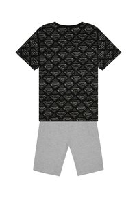 Schwarzes T-Shirt mit "Man of Steel" Logo-Muster, kombiniert mit grauen Shorts. Beide bestehen aus weichem Baumwollmaterial. Schlichtes, lässiges Design.