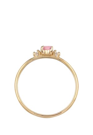 Anillo de oro con una pequeña piedra preciosa rosa en el centro y dos diminutas piedras transparentes a cada lado sobre un fondo blanco.