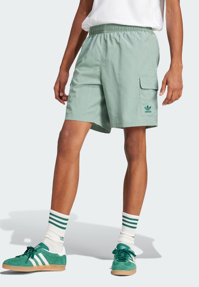 adidas Originals TREFOIL ESSENTIALS WOVEN CARGO - Šortky - silver green