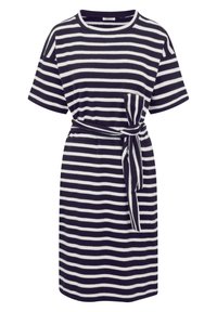 Abito a righe blu navy e bianco, maniche corte, collo rotondo, con dettaglio in vita legato, tasca laterale e texture del tessuto morbida.