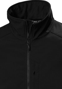 Chaqueta softshell negra con un cuello alto, cremallera frontal y un diseño elegante con costuras mínimas y sin logotipos ni patrones visibles.