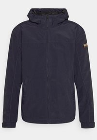 Chaqueta azul marino con capucha, hecha de material ligero. Presenta cremallera frontal, bolsillos laterales y puños elásticos. Logo de la marca en la manga.