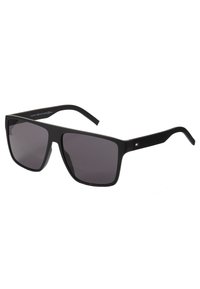 Lunettes de soleil rectangulaires noires avec des verres foncés. Les branches texturées noires présentent un petit détail de logo. Design moderne avec une finition mate.