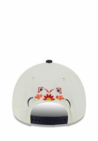 Weißes Baseballcap mit buntem floralem Stickmuster auf der Rückseite, das rote, orange und gelbe Designs zeigt. Snapback-Verschluss in Marineblau.