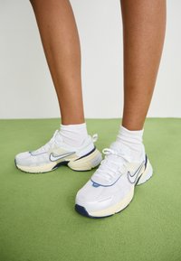 V2K RUN - Zapatillas - white/platinum tint/photon dust/summit white/coconut milk/midnight navy