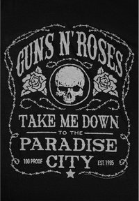 Černé tričko s šedým grafickým designem, na kterém je lebka, růže a text: "GUNS N' ROSES TAKE ME DOWN TO THE PARADISE CITY 100 PROOF EST. 1985."