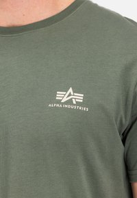 Alpha Industries Základné tričko - vintage green