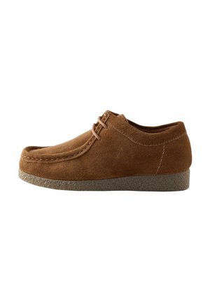 Chaussure en daim marron avec un bout arrondi, des détails cousus et un laçage ; présente une semelle en caoutchouc gris texturé. Vue de côté.