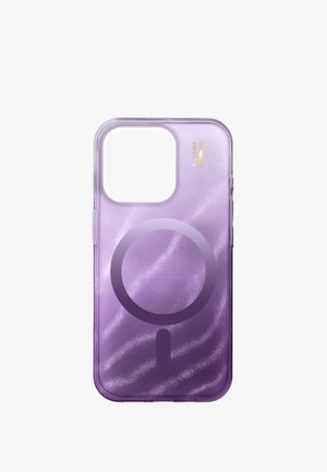 Lilla halvtransparent telefoncover med stort cirkel- og linjedesign, kameraklip og lille gyldent tekst "Ideal Sweden".