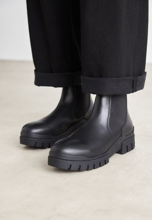 Stiefelette - black