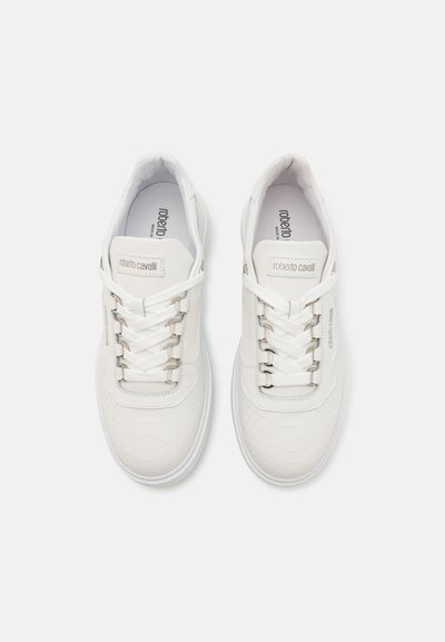 Fehér sneakers reptile-mintázatú, texturált felülettel, lapos fűzőkkel, párnázott, cipőnyelvén diszkrét logóval. Gumitalp.