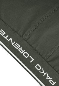 Ciemnozielone bawełniane majtki z białą elastyczną gumką z napisem "Pako Lorente." Szwy widoczne na powierzchni materiału.