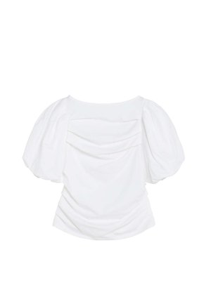 Top blanco de manga corta con mangas abullonadas y detalles fruncidos en la parte delantera y en las mangas.