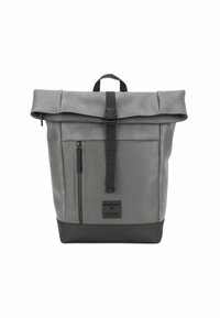 Zaino grigio a scomparsa con tessuto testurizzato, tasca frontale con zip, cintura verticale nera e dettagli neri sulla parte inferiore per stabilità.