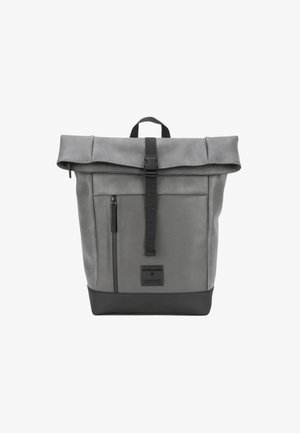 Grijze roll-top rugzak met textuurstof, voorzak met rits, verticale zwarte schouderband en zwarte onderaccenten voor stabiliteit.