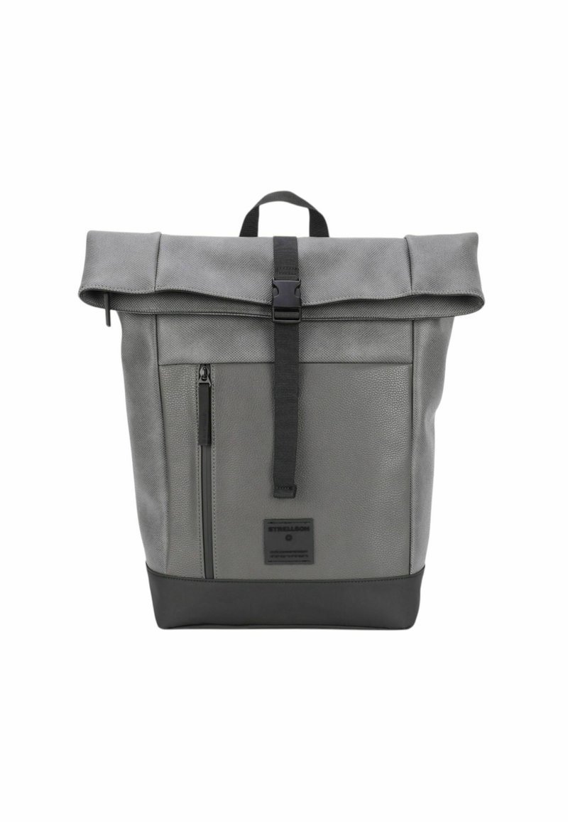 Zaino grigio a scomparsa con tessuto testurizzato, tasca frontale con zip, cintura verticale nera e dettagli neri sulla parte inferiore per stabilità.