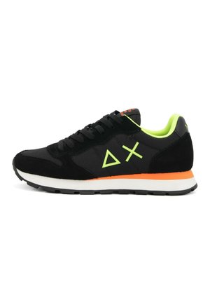 Sneaker atletica nera realizzata in suede e rete, con accenti verde neon, suola intermedia arancione e loghi geometrici sul lato.