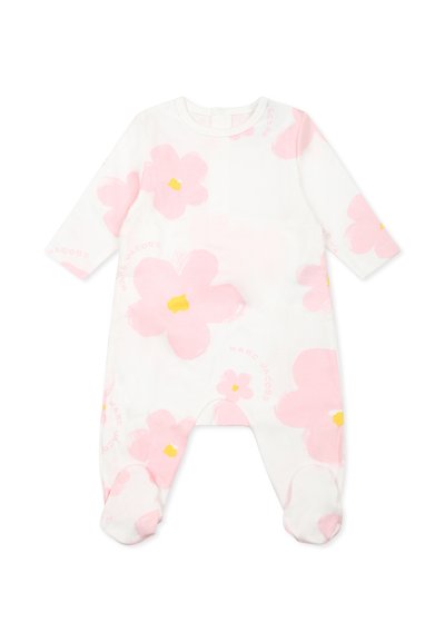 Un grenouillère en coton blanc pour bébé avec des manches longues, ornée de grandes fleurs roses au centre jaune. Modèle avec pieds, texture douce et nom de la marque imprimé.