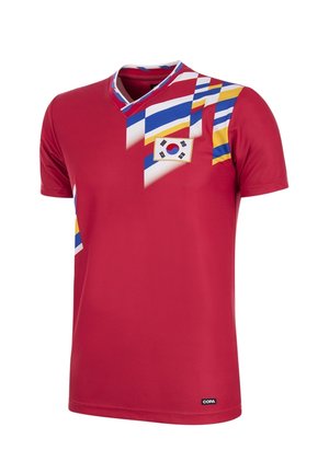 Rood shirt met korte mouwen en V-hals, met een patch van de Zuid-Koreaanse vlag en kleurrijke diagonale strepen op de linkerschouder en mouw.