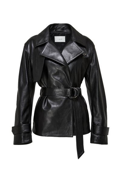 Zwarte leren jas met een ceintuur in de taille, brede revers en knoopaccenten. Gladde textuur, tailored fit en lange mouwen.