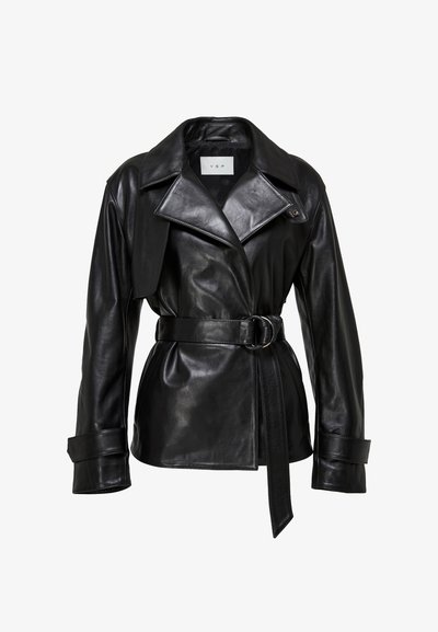 Zwarte leren jas met een ceintuur in de taille, brede revers en knoopaccenten. Gladde textuur, tailored fit en lange mouwen.