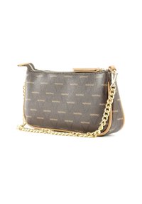 Borsa a mano in pelle marrone texture con tracolla in catena dorata, chiusura a zip e motivo brandizzato sottile. I dettagli includono rifiniture color beige.