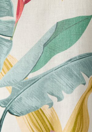 Tkanina w liściasty wzór z zielonymi i jasnoniebieskimi liśćmi oraz czerwonymi kwiatowymi akcentami na teksturowanym, off-white tle.