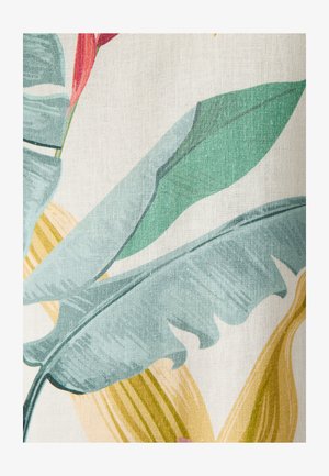 Tkanina w liściasty wzór z zielonymi i jasnoniebieskimi liśćmi oraz czerwonymi kwiatowymi akcentami na teksturowanym, off-white tle.