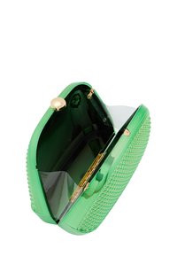 Zöld, kemény héjú clutch táska, texturált felülettel, arany fémrészekkel és átlátszó belső osztóval. Csattal nyitható.