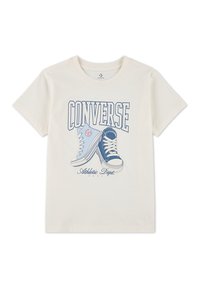 Kreemikas T-särk, millel on sinistes toonides graafika kahest Converse'ab, julge "CONVERSE" tekst üleval ja "Athletic Dept." all.
