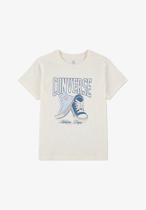 Kreemikas T-särk, millel on sinistes toonides graafika kahest Converse'ab, julge "CONVERSE" tekst üleval ja "Athletic Dept." all.