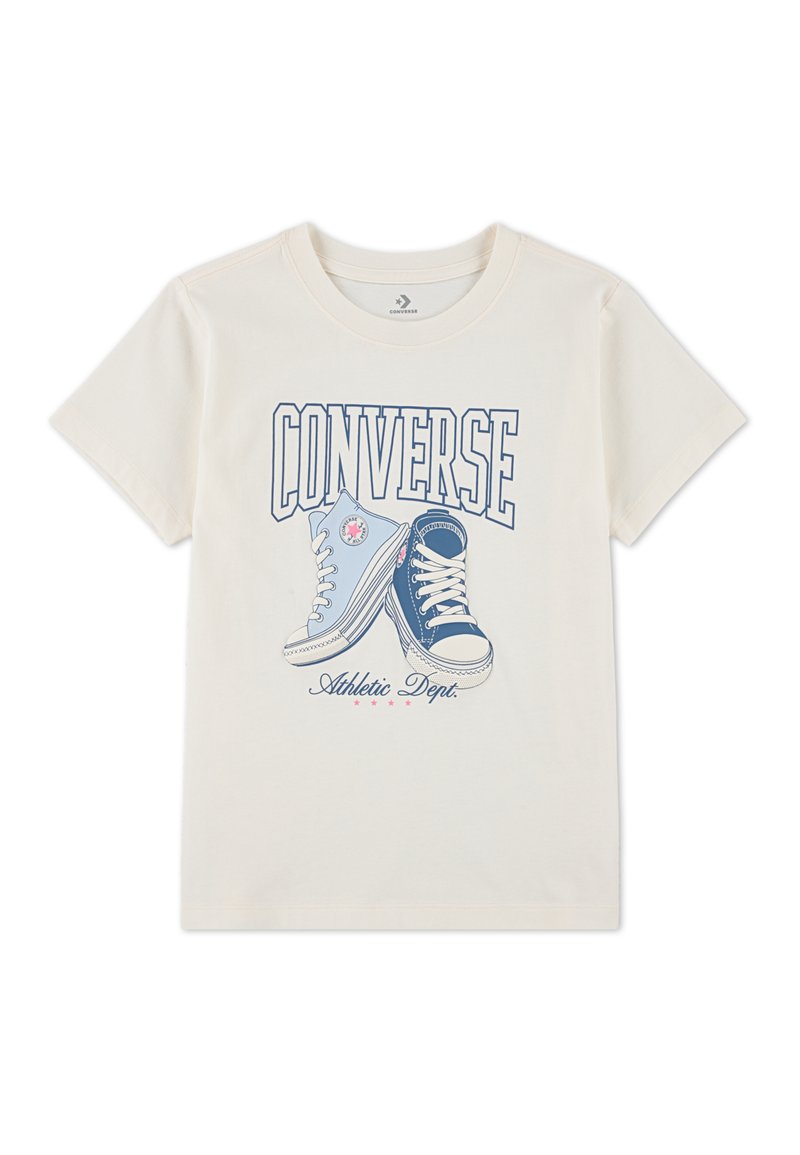 Kreemikas T-särk, millel on sinistes toonides graafika kahest Converse'ab, julge "CONVERSE" tekst üleval ja "Athletic Dept." all.