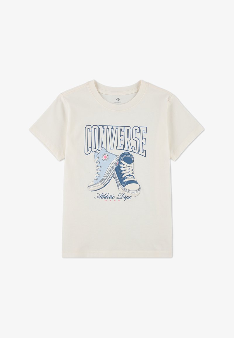 Kremo spalvos marškinėliai su grafika, vaizduojančia dvi Converse batus mėlynuose tonuose, su ryškiu tekstu „CONVERSE“ viršuje ir „Athletic Dept.“ apačioje.
