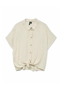 Beige kortærmet bluse med knaplukning foran og en knyttet detalje i bunden. Let tekstur med et subtilt mønster hele vejen igennem.