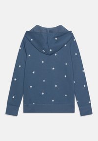Felpa in cotone blu con una consistenza morbida, caratterizzata da stampe bianche a forma di stella, maniche lunghe e cappuccio con coulisse. Design classico con polsini a costine.