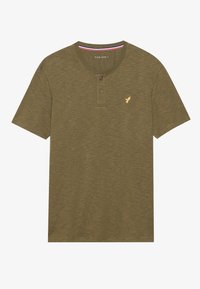 Camiseta de manga corta en verde oliva con cuello henley, dos botones y un pequeño logo dorado en el pecho. Tela texturizada y ligera.