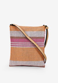 Bolso bandolera tejido con patrones de rayas en naranja, rosa y blanco. Presenta una correa de cuero y forma rectangular. Superficie texturizada.