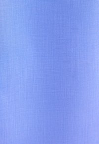 Zbliżenie niebieskiej tkaniny ukazującej drobną, ściśle tkana siatkową fakturę z subtelnymi refleksami światła tworzącymi efekt gradientu.