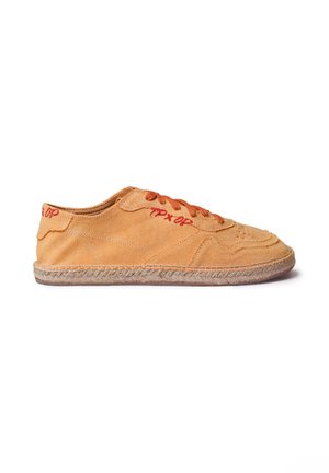 Baskets en toile orange avec lettrage rouge cousu, design à lacets et semelle tressée de style espadrille, vues de profil sur fond blanc.