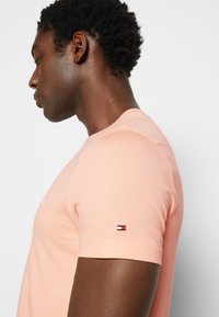 Tommy Hilfiger TOMMY LOGO TEE - T-shirt estampada - sunset peach