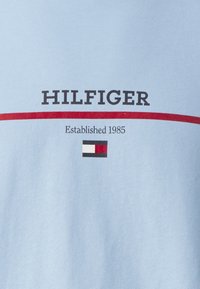 Tommy Hilfiger STRIPE TEE - Triko s potiskem - vessel blue